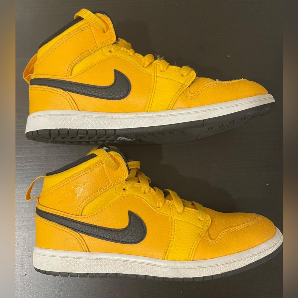 Nike Jordan's *Excellent Cond* Kids Yellow and Black Size 3Y